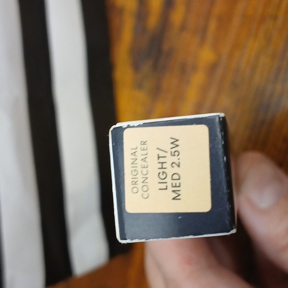 bareMinerals Original Liquid Mineral Concealer - Light/med 2.5 W - Picture 5 of 8